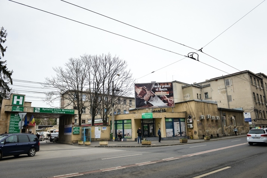 Cinci medici şi o asistentă, ridicaţi de la Spitalul Municipal Timişoara şi duşi la audieri pentru luare de mită/ Ei ar fi primit, pe lângă bani, borcane cu miere de albine şi bulion