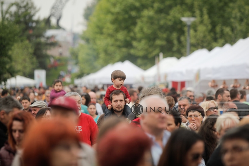 INS: La 1 ianuarie 2024, populaţia rezidentă a României a fost de 19,06 milioane persoane, în creştere cu 9.900 de persoane faţă de 1 ianuarie 2023. Populaţia de sex feminin, majoritară. Procesul de îmbătrânire demografică s-a accentuat