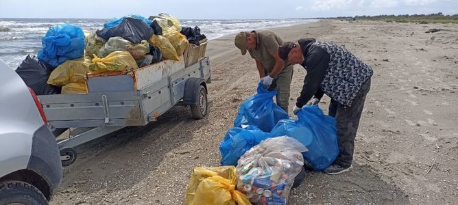 Acţiune de ecologizare a plajei Sulina / Au fost colectaţi peste 170 de saci cu deşeuri - FOTO
