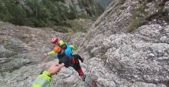 Prahova: Turist rămas blocat sub un perete muntos, în Bucegi, salvat cu elicopterul - VIDEO