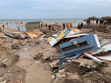 Angajaţii de la ”Apele Române” intervin pentru remedierea pagubelor produse pe litoral de ploile torenţiale de la sfârşitul săptămânii trecute, inclusiv pentru refacerea plajelor - FOTO