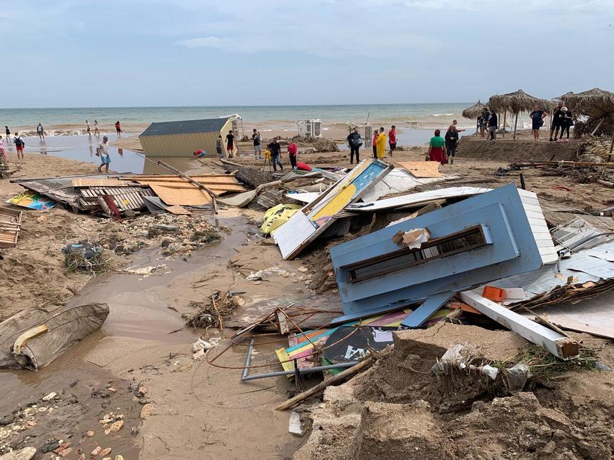 Angajaţii de la ”Apele Române” intervin pentru remedierea pagubelor produse pe litoral de ploile torenţiale de la sfârşitul săptămânii trecute, inclusiv pentru refacerea plajelor - FOTO