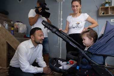 Ministrul Mediului, în vizită la oamenii afectaţi de inundaţii din Amzacea: Nu sunt singuri. Vor primi sprijin de la autorităţi/ Cel târziu la iarnă sperăm ca toată lumea să doarmă în propria casă - FOTO
