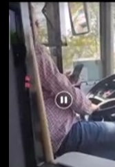 Şofer de la operatorul public de transport din Braşov, cercetat disciplinar după ce a fost filmat cum se uită în telefonul mobil în timp ce conduce - VIDEO