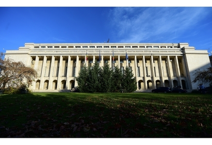 Palatul Victoria, iluminat în roşu din solidaritate cu persoanele care suferă de boala Duchenne

