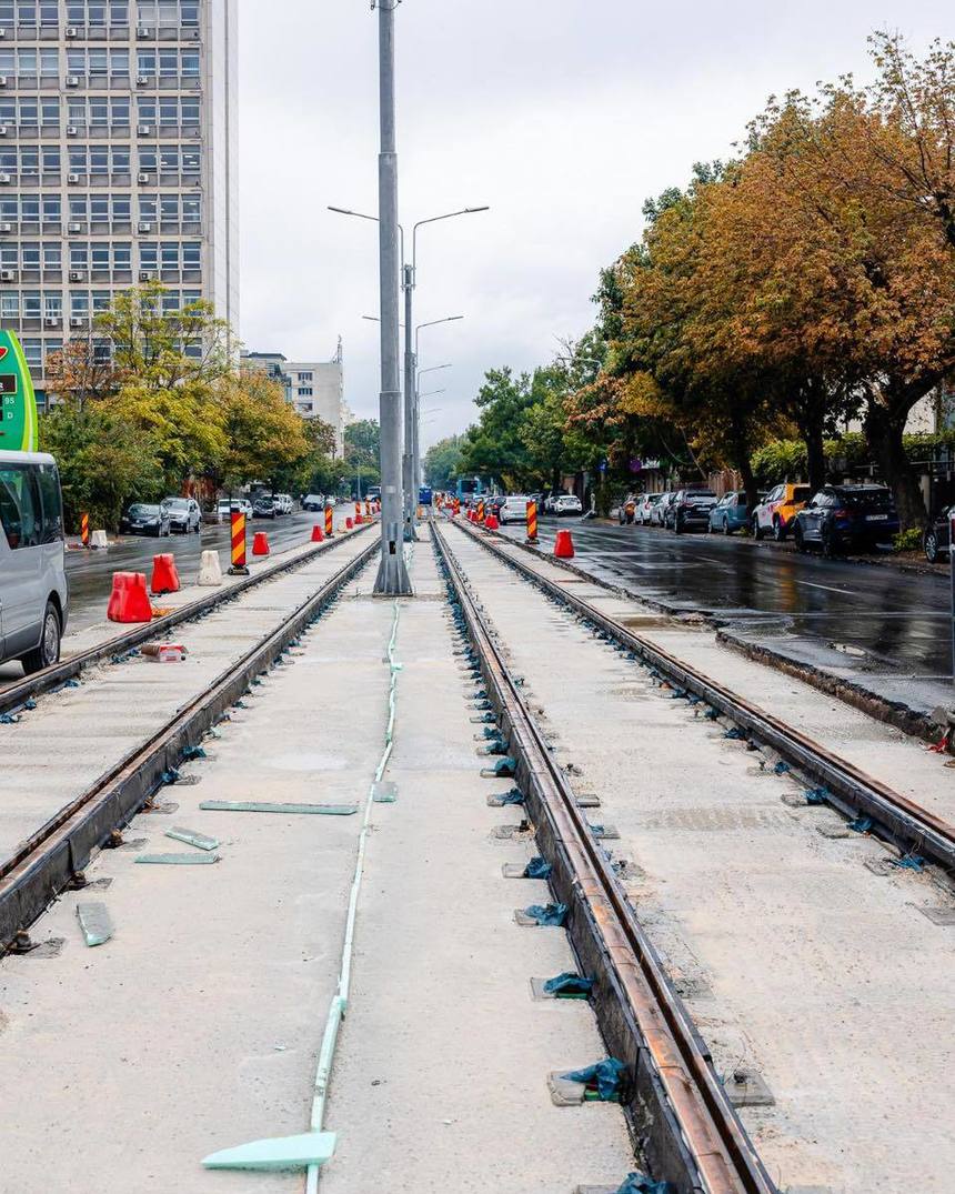 Nicuşor Dan anunţă că s-a turnat asfalt pe linia 5 între şinele de tramvai şi se lucrează la montarea traverselor şi a şinei şi la amplasarea ultimilor stâlpi metalici de iluminat: Termenul de finalizare a reabilitării liniei 5 este februarie 2025