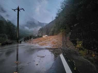 UPDATE - Circulaţie oprită pe DN 7, la Brezoi, judeţul Vâlcea, din cauza aluviunilor alunecate de pe versant/ În zonă s-a produs o viitură/ Traficul de pe Valea Oltului este deviat pe DN1, către Braşov - FOTO, VIDEO