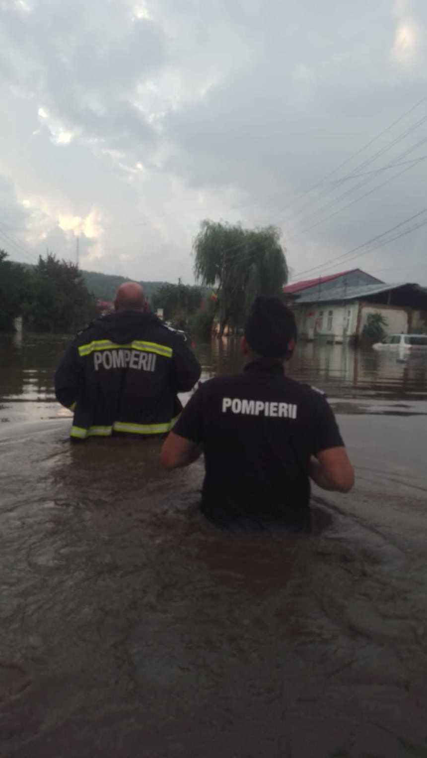 UPDATE - IGSU -  Inundaţii în 19 localităţi din 8 judeţe, în urma ploilor abundente/ Judeţul Galaţi, cel mai afectat - 4 persoane au murit. Un elicopter  Black Hawk, trimis pentru survol şi căutare-salvare/Premierul Ciolacu merge în Galaţi - FOTO, VIDEO