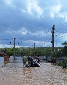 Două detaşamente ale Ministerului Apărării Naţionale, dotate cu bărci de salvare şi camioane,  au intervenit în judeţul Galaţi, pentru sprijinirea populaţiei din zonele afectate de inundaţii