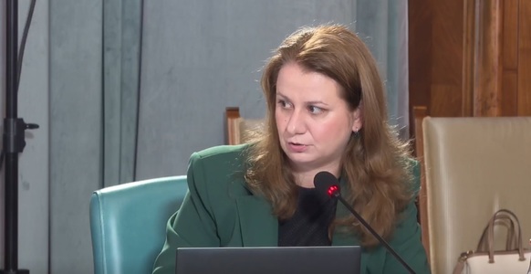 Ligia Deca, dialog contradictoriu cu primarul din Slobozia Conachi. Primar: Şcoala nu a fost afectată de inundaţii, poate vreţi să mergem la o familie, două/ Deca: Ştim că nu a fost afectată, am venit să discutăm unde e bine să mergem 