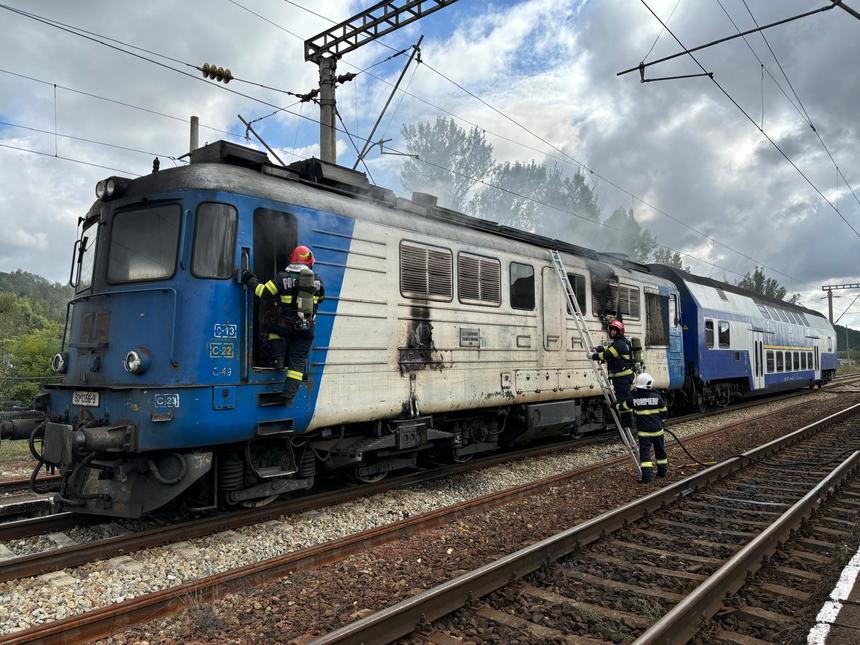 UPDATE - Cluj: Incendiu la locomotiva unui tren de călători, în gara Iclod/ Călătorii s-au autoevacuat/ CFR Călători vorbeşte despre o ”defectare cu degajare de fum” la trenul R 4022 Cluj-Napoca – Baia Mare - FOTO, VIDEO