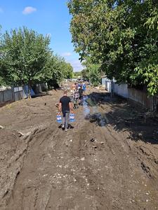 Consiliul Judeţean Galaţi: 214 tone de alimente şi peste 200.000 de litri de apă, alocate în zonele afectate din Rezervele Statutului / 18.000 de pâini distribuite de două firme private

