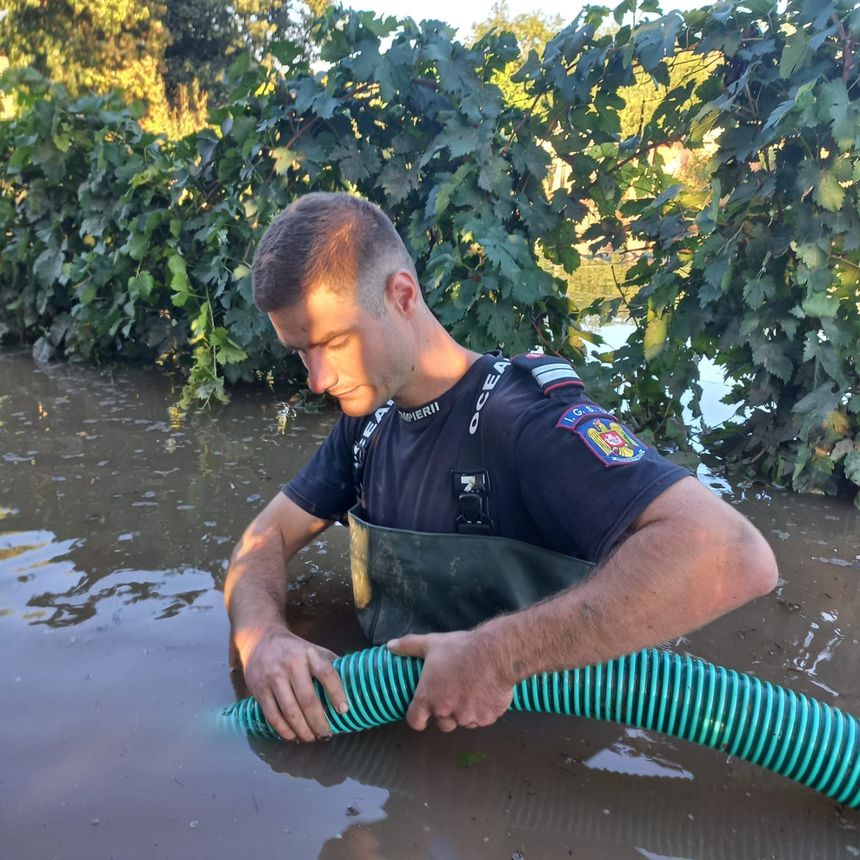 Aproape o mie de pompieri din ţară, trimişi în sprijinul salvatorilor de la ISU Galaţi, în urma inundaţiilor - FOTO, VIDEO