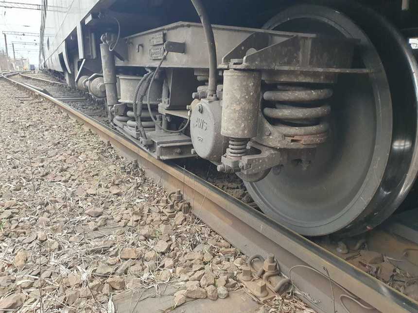 UPDATE - Vagon al unui tren de călători, deraiat în staţia Şag, judeţul Timiş/ Traficul feroviar, oprit între Timişoara Nord şi Arad, reluat/ Mai multe trenuri de călători au staţionat în gări adiacente