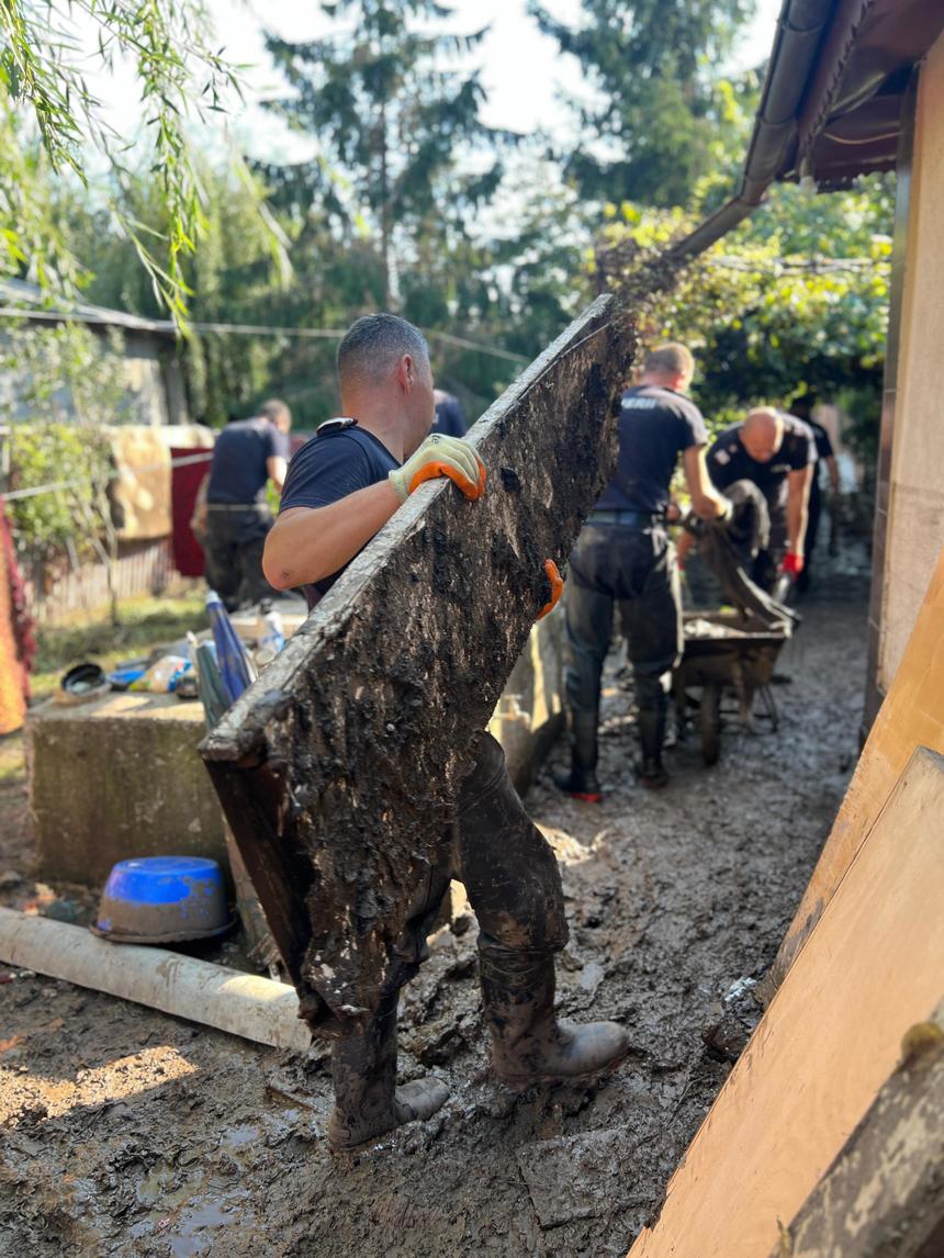 Efectivele de pompieri care intervin după inundaţiile din judeţul Galaţi, înlocuite cu alţi aproape o mie de salvatori/ Pompierii intervin pentru a scoate mâlul din casele şi gospodăriile oamenilor şi a curăţa drumurile - FOTO, VIDEO