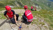 Intervenţie a salvamontiştilor din Gorj, pentru salvarea unei persoane care a suferit un AVC pe un traseu de via ferrata din Cheile Galbenului/ Victima, coborâtă şi predată la ambulanţă - VIDEO