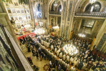 A început pelerinajul religios de la Iaşi / Racla cu sfintele moaşte a fost scoasă din Catedrala Mitropolitană şi aşezată în baldachinul din curtea lăcaşului de cult / Mii de oameni aşteaptă deja la rând - FOTO