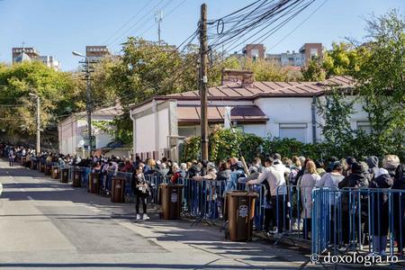 Pelerinajul religios de la Iaşi: Peste 25.000 de credincioşi s-au închinat la sfintele moaşte, alte 6.000 de persoane aşteaptă la rând - FOTO