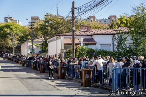 Pelerinajul religios de la Iaşi: Peste 25.000 de credincioşi s-au închinat la sfintele moaşte, alte 6.000 de persoane aşteaptă la rând - FOTO