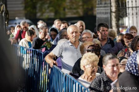 Pelerinajul religios de la Iaşi: 86.000 de credincioşi s-au închinat la sfintele moaşte, alţi 18.000 aşteaptă la rând. Corul Operei Iaşi va participa în premieră la Sfânta Liturghie, programată pe 14 octombrie - FOTO
