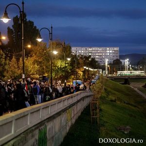Pelerinajul religios de la Iaşi: Timpul de aşteptare la racla cu sfintele moaşte de la Catedrala Mitropolitană a ajuns la 20 de ore/ Rândul se întinde pe o lungime de peste şase kilometri - FOTO, VIDEO
