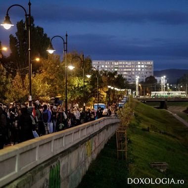 Pelerinajul religios de la Iaşi: Timpul de aşteptare la racla cu sfintele moaşte de la Catedrala Mitropolitană a ajuns la 20 de ore/ Rândul se întinde pe o lungime de peste şase kilometri - FOTO, VIDEO
