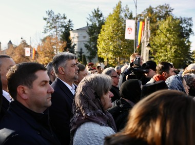 Mii de persoane, la Sfânta Liturghie oficiată la Iaşi de hramul Sfintei Cuvioase Parascheva/ Ciolacu, Ciucă şi Lasconi asistă din mulţime - FOTO, VIDEO