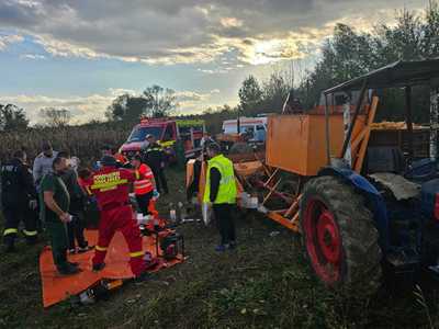 Bărbat prins într-un utilaj de cules porumbul, pe un câmp din judeţul Timiş / A fost dus cu elicopterul la spital

