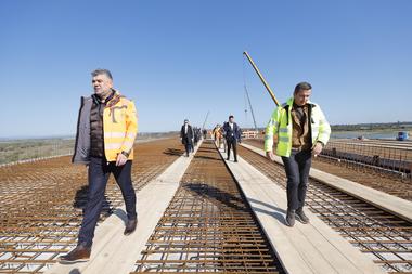Ciolacu, în vizită pe şantierul Autostrăzii A7: Anul acesta se vor da în folosinţă 84,6 kilometri de la Buzău la Focşani/ Grindeanu: Termenele pe loturile 1-4, devansate cu şase luni, respectiv un an
