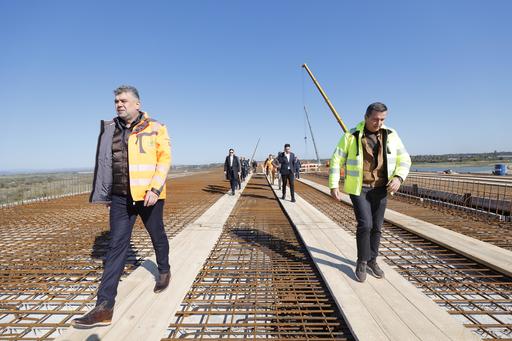 Ciolacu, în vizită pe şantierul Autostrăzii A7: Anul acesta se vor da în folosinţă 84,6 kilometri de la Buzău la Focşani/ Grindeanu: Termenele pe loturile 1-4, devansate cu şase luni, respectiv un an