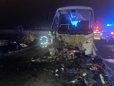 UPDATE - Hunedoara: Încă o persoană implicată în accidentul de la Băcia a murit / Aceasta sau adolescentul aflat la volan au furat cheile maşinii de la o rudă / În autobuz erau cetăţeni din India, Pakistan sau Sri Lanka