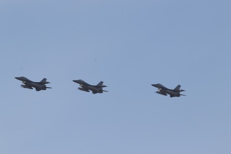 Ministerul Apărării: Un nou lot de trei aeronave F-16 Fighting Falcon a sosit la Câmpia Turzii / Vor intra în dotarea Escadrilei 48 Vânătoare - FOTO
