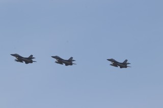 Ministerul Apărării: Un nou lot de trei aeronave F-16 Fighting Falcon a sosit la Câmpia Turzii / Vor intra în dotarea Escadrilei 48 Vânătoare - FOTO
