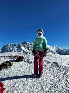 Reuşită de excepţie a unei salvamontiste din Braşov - a atins vârful Ama Dablam, de 6812 de metri, într-o expediţie în Munţii Himalaya - FOTO
