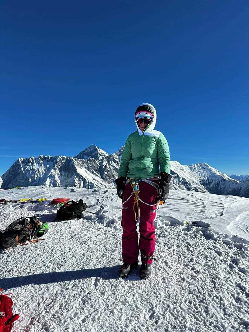 Reuşită de excepţie a unei salvamontiste din Braşov - a atins vârful Ama Dablam, de 6812 de metri, într-o expediţie în Munţii Himalaya - FOTO
