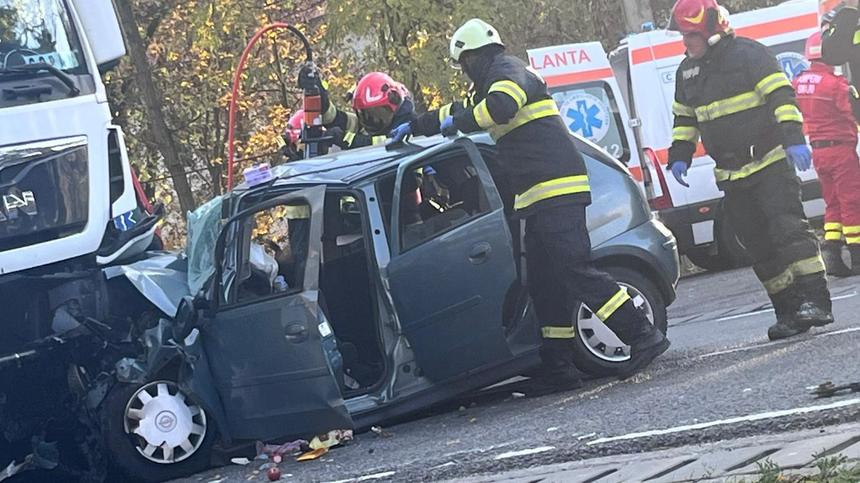 UPDATE - Patru morţi într-un accident pe DN 15, în judeţul Mureş/ Autoturismul în care se aflau s-a ciocnit cu un ansamblu rutier. Circulaţia este blocată, iar traficul este deviat - FOTO 