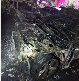 Patru autoturisme parcate, distruse de un incendiu la Arad/ Flăcările au afectat alte patru maşini şi faţada unui bloc/ Cauza probabilă, un scurtcircuit/ Nu sunt victime