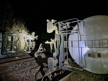 UPDATE - Traficul feroviar, oprit în Mehedinţi, după deraierea a cinci vagoane ale unui tren de marfă cu benzină/ Două vagoane, răsturnate/ Pompierii intervin întrucât sunt scurgeri de benzină/ Persoanele din zonă, evacuate/ Traficul rutier, deviat - FOTO