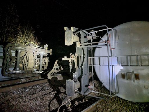 UPDATE - Traficul feroviar, oprit în Mehedinţi, după deraierea a cinci vagoane ale unui tren de marfă cu benzină/ Două vagoane, răsturnate/ Pompierii intervin întrucât sunt scurgeri de benzină/ Persoanele din zonă, evacuate/ Traficul rutier, deviat - FOTO