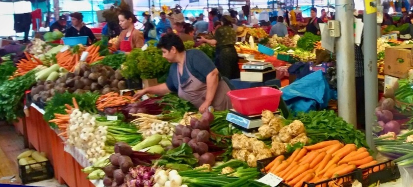 Ploieşti - Firma Consiliului Local care se ocupă de administrarea pieţelor din municipiu, în centrul unui nou scandal. Un control la piaţa centrală arată că unii comercianţi era scutiţi, preferenţial, de taxe
