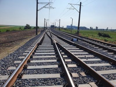 Mehedinţi: Traficul feroviar, reluat, cu restricţii de viteză, în zona unde au deraiat şi s-au răsturnat mai multe vagoane ale unui tren care transporta benzină