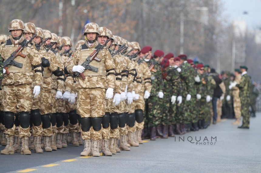 Parada militară, organizată cu ocazia Zilei Naţionale a României, pe 1 decembrie, în Piaţa Arcului de Triumf din Bucureşti