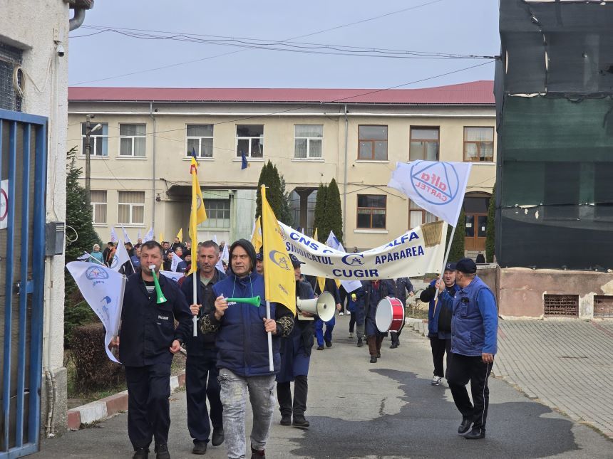 Protest la Fabrica de Arme de la Cugir, cu câteva ore înaintea vizitei ministrului Economiei, Radu Oprea, în oraş. Angajaţii cer demisia ministrului şi critică deciziile luate de Consiliul de Administraţie / Ce a declarat un lider sindical - FOTO, VIDEO
