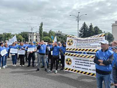 Protest al sindicaliştilor din Energie la Ministerul Muncii/ Ei reclamă că noua Lege a pensiilor îi pune în pericol pe lucrătorii din domeniul nuclear integrat