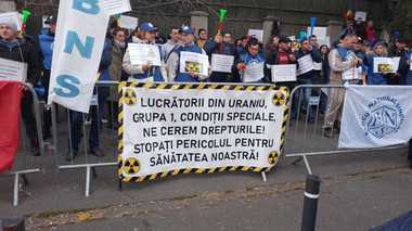 Protest al sindicaliştilor din Energie la Ministerul Muncii/ Ei reclamă că noua Lege a pensiilor îi pune în pericol pe lucrătorii din domeniul nuclear integrat - FOTO / VIDEO 