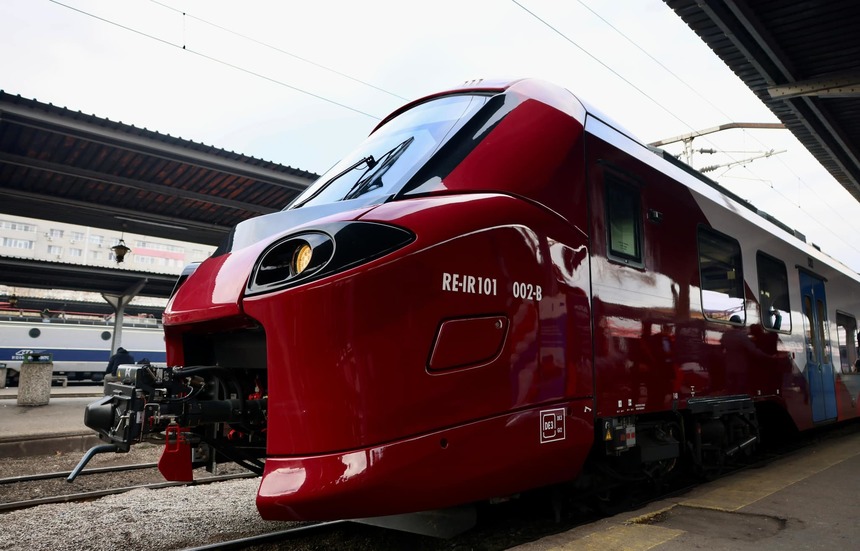 UPDATE Primul tren electric nou din România a plecat miercuri dimineaţă din Gara de Nord spre Braşov/ Face două ore şi jumătate şi poate fi o alternativă la traficul de coşmar de pe DN1/ Marcel Ciolacu şi Sorin Grindeanu, la bord FOTO VIDEO