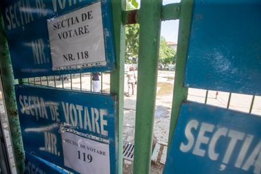 Ministerul Educaţiei: Vinerea înaintea alegerilor nu se impune suspendarea cursurilor la nivelul unităţilor de învăţământ / În zilele de luni, se poate modifica programul, în situaţii excepţionale / Unde se suspendă cursurile