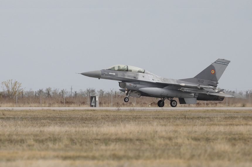 MApN: Ultimele două aeronave ale Centrului European de Instruire F-16 au aterizat la Feteşti