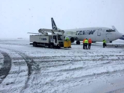 Curse aeriene cu întârzieri de până la trei ore pe Aeroportul din Iaşi din cauza ninsorilor FOTO