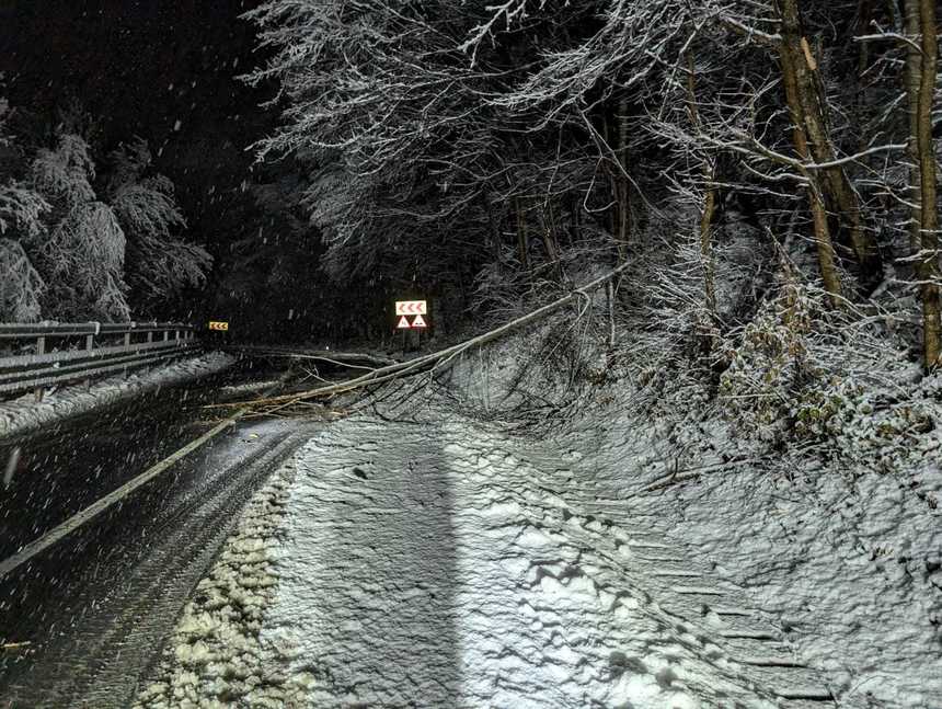 Ninge abundent în centrul ţării, iar drumarii acţionează cu peste 150 de utilaje de deszăpezire. Autorităţile fac apel la cetăţeni să evite deplasările dacă nu sunt neapărat necesare VIDEO 